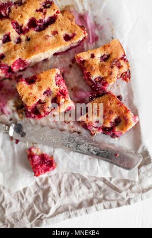 Cherry Pie auf Pergament und Bettwäsche Serviette Stockfoto