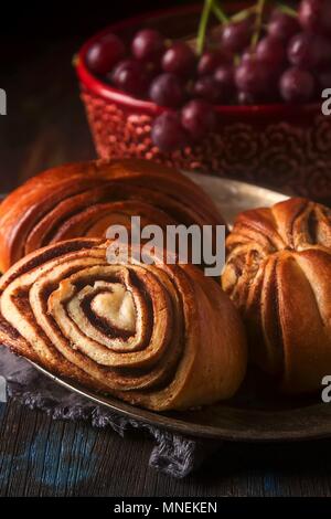 Französisches Brot auf einem Holztisch Stockfoto