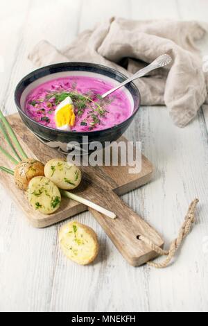 Kalte Rote-Bete-Suppe mit Kartoffeln und gekochte Eier. Stockfoto