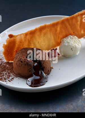 Schokoladenkuchen mit flüssigem Kern, Vanilleeis und Wafer Stockfoto