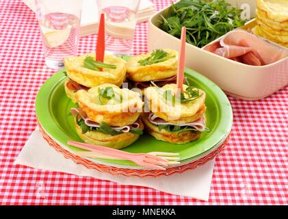 Omelette Sandwiches mit Schinken und Rucola Stockfoto