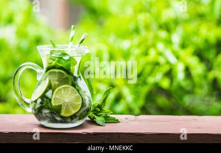 Eine Kanne Mojito auf einem Gartentisch Stockfoto