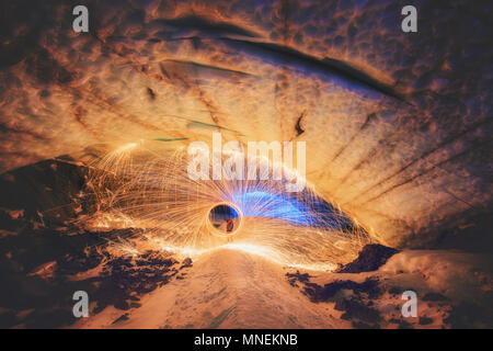 Eishöhle Stahlwolle fotografie Yukon Kanada Nacht Zeit Gletscher Stockfoto