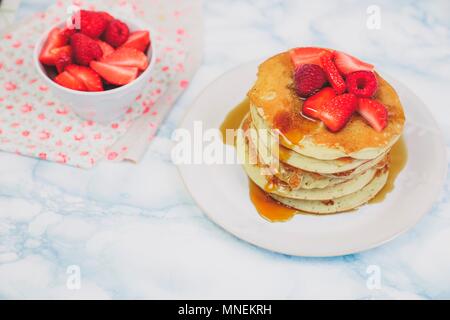 Pancackes with raspberry strawberry and maple syrup Stockfoto