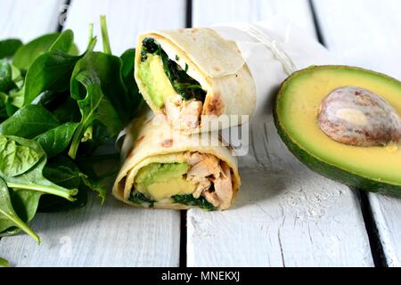 Huhn, Spinat und Avocado Wraps Stockfoto