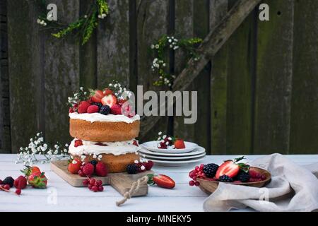 Mittsommer Schicht Kuchen mit Schlagsahne und Beeren Stockfoto