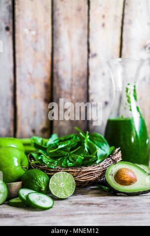 Zutaten für grüne Smoothies auf einer rustikalen Holzmöbeln Oberfläche Stockfoto