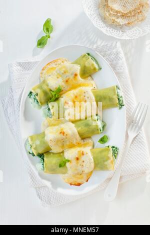 Gefüllte Cannelloni mit béchamelsoße Soße über den oberen geschmolzen Stockfoto