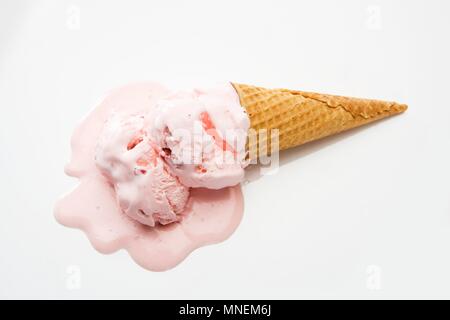 Erdbeer Eis schmelzen auf weißem Hintergrund Stockfoto