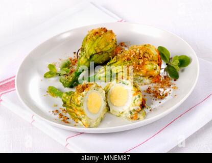 Überbackene Zucchini Blüten mit Eiern gefüllt Stockfoto