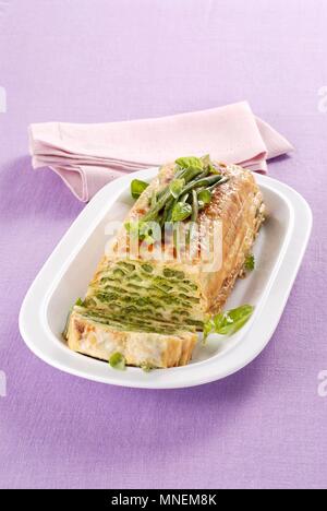 Pfannkuchen Terrine mit Pesto und grüne Bohnen Stockfoto