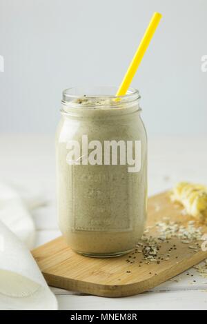 Bananen Smoothie mit Hafer und Chia Samen Stockfoto