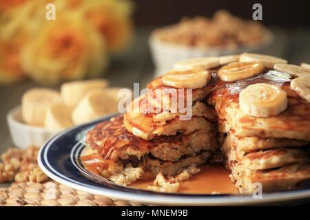 Banane und Nussbaum Pfannkuchen Stockfoto