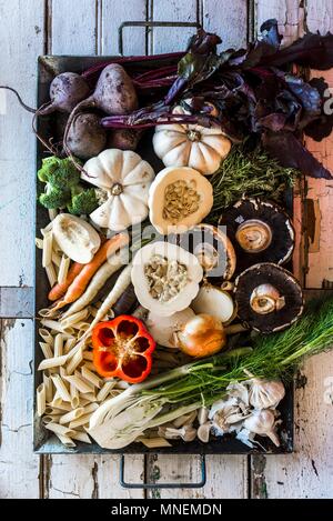 Suppe Zutaten (Gemüse, Nudeln und Pilze) Stockfoto