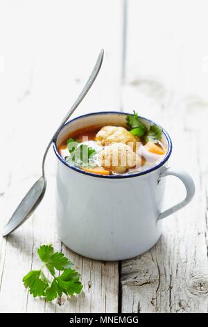 Gemüsesuppe in einem Emaille Tasse Stockfoto