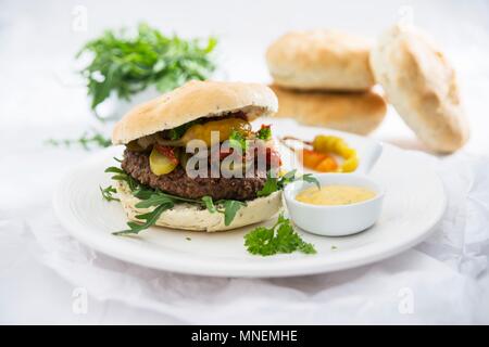 Vegane Burger mit Chia Brötchen und ein Schwede und Bean Patty Stockfoto