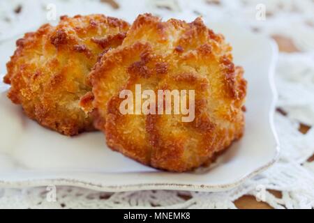 Zwei coconut Makronen auf einer Platte Stockfoto