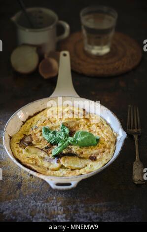 Spanische Omelette mit Kartoffeln in einer Pfanne Stockfoto