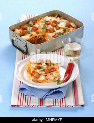 Pfannkuchen backen mit Fleischbällchen, Mozzarella und Basilikum Stockfoto