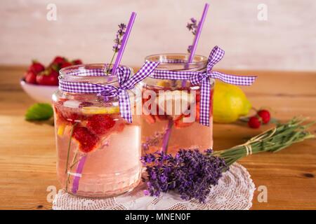 Selbstgemachte Erdbeer Limonade mit Lavendel Stockfoto
