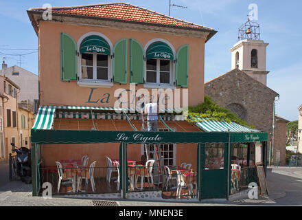 La Cigale, kleines Restaurant neben der Kirche von Roquebrune-sur-Argens, Cote d'Azur, Départements Var, Provence-Alpes-Côte d'Azur, Südfrankreich, Frankreich, Europa Stockfoto