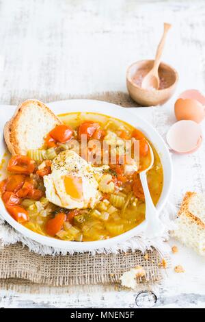 Acquacotta (toskanische Gemüsesuppe mit Ei und Brot). Stockfoto