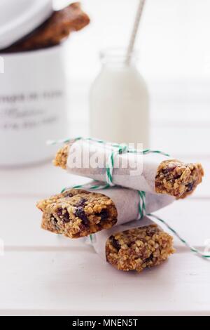 Drei Energieriegel verpackt in Papier Stockfoto