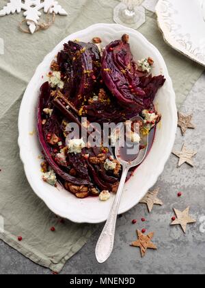 Geschmorter Rotkohl mit einem Löffel für Weihnachten Stockfoto