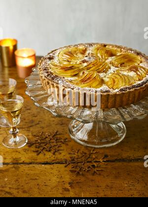 Birne, Mandel Torte mit Zimt Eis Stockfoto