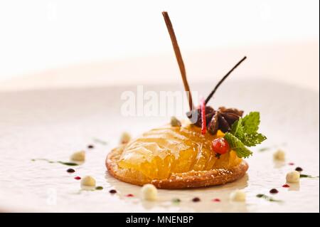 Apple Dessert mit Sternanis und Minze Stockfoto