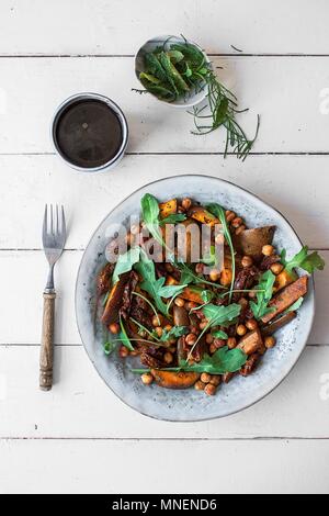 Warme Süße Kartoffelsalat mit Rucola und Kichererbsen (von oben gesehen) Stockfoto