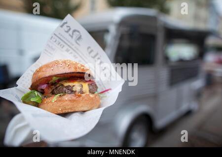 Ein Hamburger von einem fast food Lkw Stockfoto