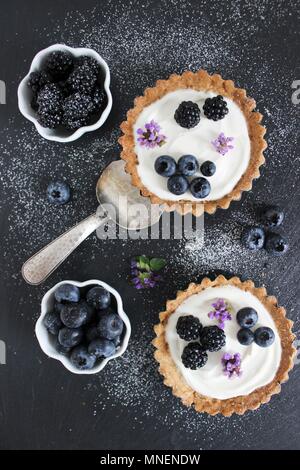 Berry Törtchen mit Brombeeren und Heidelbeeren Stockfoto