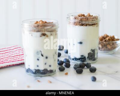 Blueberry Parfait mit frischen Blaubeeren, griechischem Joghurt und Schokolade Müsli Stockfoto