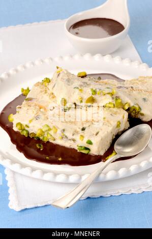 Semifreddo al Torrone (semifreddo mit weißen Nougat, Italien) Stockfoto