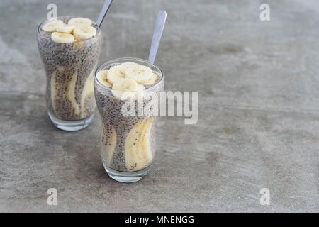 Chia Pudding mit Bananenscheiben Stockfoto