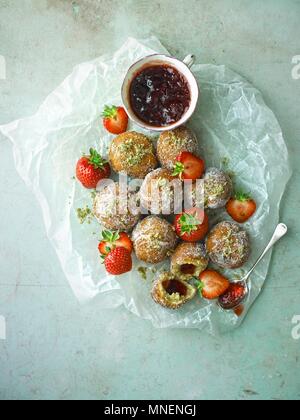 Erdbeere Donuts Stockfoto