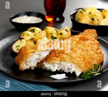 Zerschlagene Scholle mit Kraut, Kartoffeln und Sauce Tartar Stockfoto