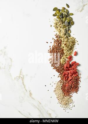 Kürbiskerne, Leinsamen, goji Samen, Hanf samen, Weiße und Rote Quinoa Samen (von oben gesehen) Stockfoto