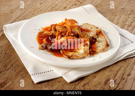 Schwein Schnitzel mit Oliven und Tomatensauce. Stockfoto