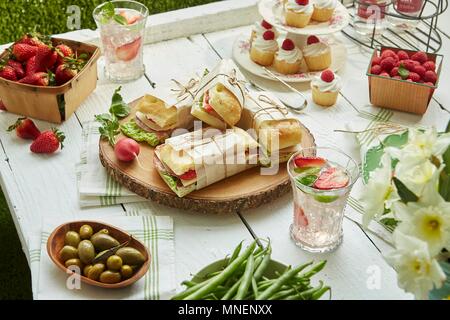 Sandwiches, Salate, Obst und Kuchen für ein Picknick Stockfoto