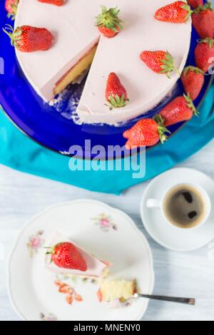 Erdbeer Joghurt Kuchen, Stücke entfernt Stockfoto