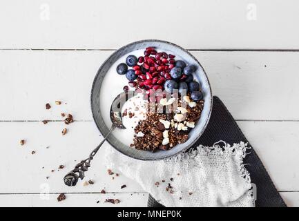 Glutenfreie Joghurt Müsli mit frischen Beeren Stockfoto