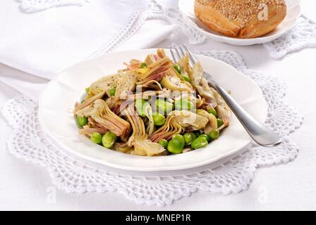 Frittedda Siciliana (Italienische Artischocke & Bohne Salat) Stockfoto