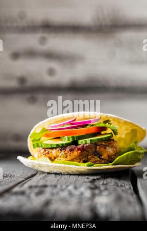 Eine glutenfreie veggie Burger in ungesäuertes Brot Stockfoto