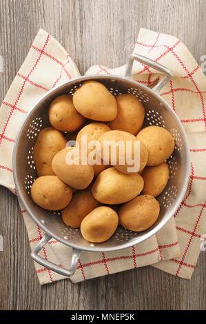 Kartoffeln in einem Sieb auf einem küchenhandtuch Stockfoto