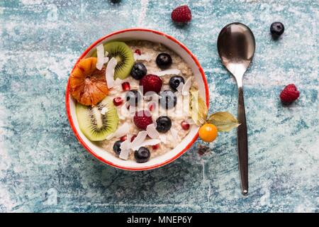 Porridge mit Amaranth und Obst Stockfoto