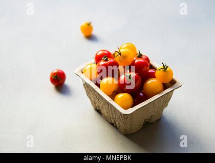 Rote und gelbe Kirschtomaten in einem Karton Container Stockfoto