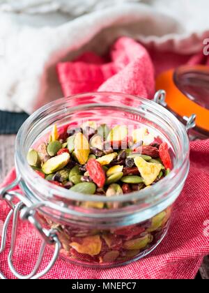 Gesunde trail Mix in kleinen Glas Stockfoto