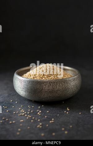 Quinoa in einer Schale Stockfoto